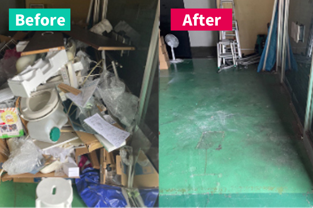 ビフォー側にはトイレ部材や梱包材・配管などの工事廃材が床いっぱいに積み上がった状態が写り、アフター側には廃材がすべて撤去され、緑色の床が広く見えるほどスッキリ片付いた工事後現場が写る比較画像。
