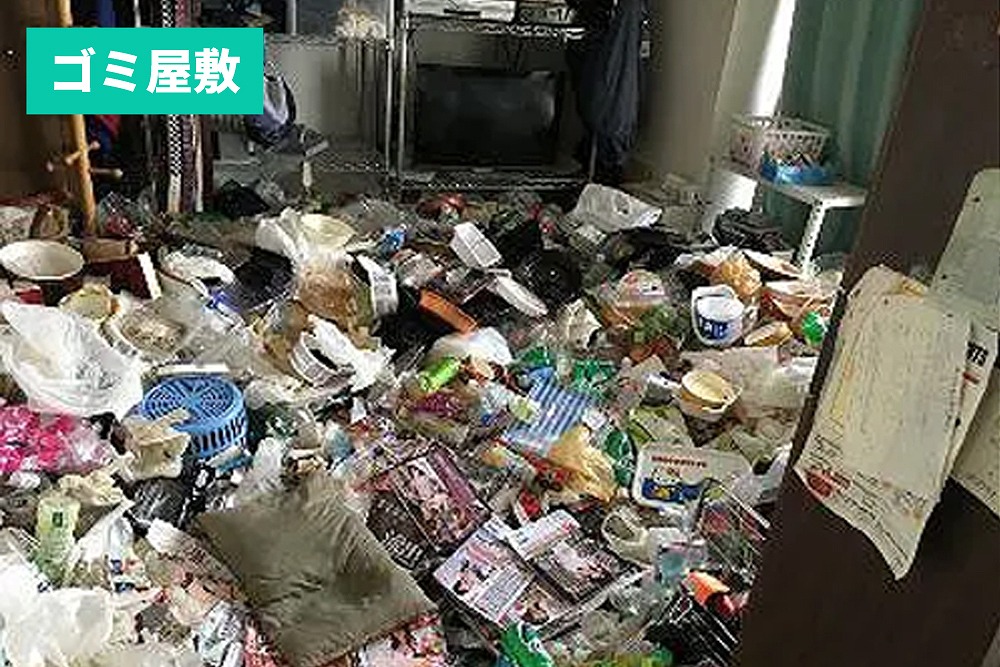 名古屋市中川区のゴミ屋敷片付け前の室内。生活ゴミが床一面に広がり、通路が塞がれている状態