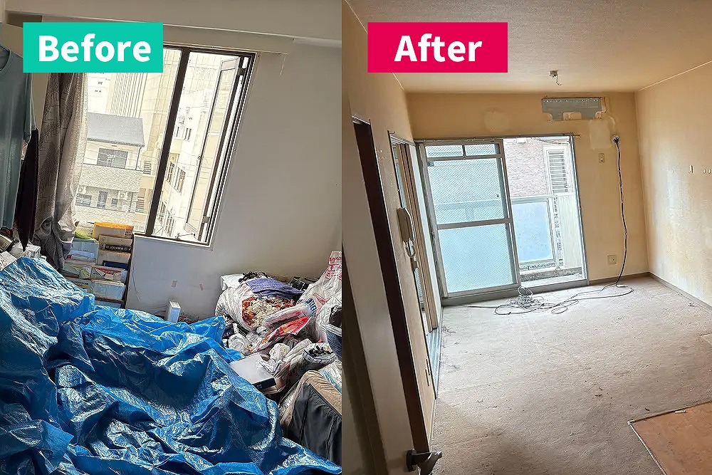 孤独死が発生した居室内の様子。ブルーシートや生活用品、不用品が床一面に広がっている状態。