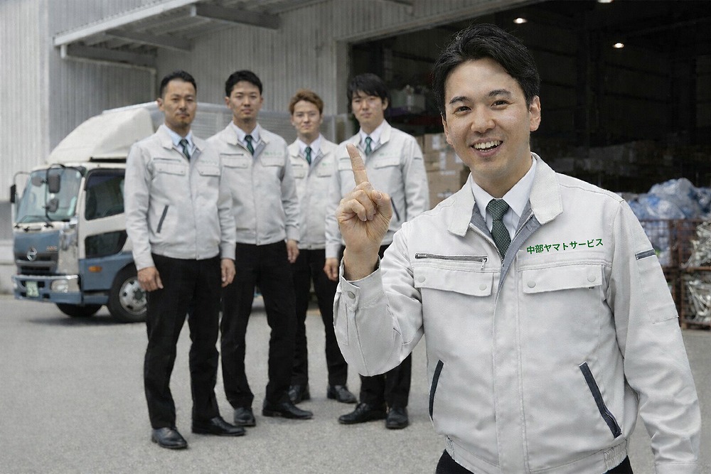 名古屋市で廃品回収を行うスタッフチームの写真。制服姿の作業員がトラック前で笑顔を見せ、迅速で丁寧な対応をアピールしている。